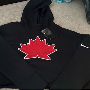 Women’s Nike maple leaf cropped hoodie